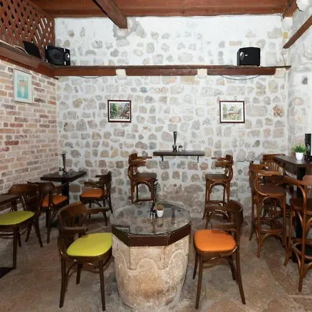 Lav & Cafe Hostel *