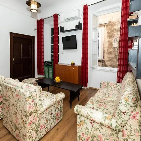 Hostel Lav & Cafe