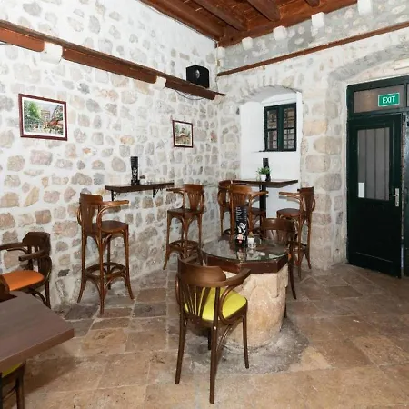 Hostel Lav & Cafe *