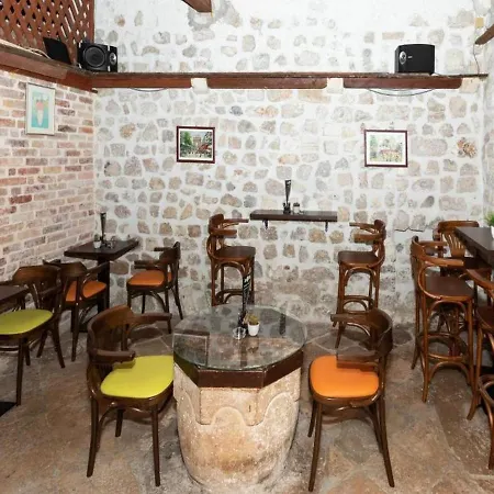 Hostel Lav & Cafe *